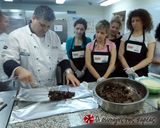 Φωτογραφία βήματος 7 της συνταγής Λαχταριστός κορμός με σιρόπι σοκολάτας και φράουλες