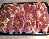 Sütőben sült tarja, burgonyával, hagymával, savanyú káposztával és bacon kockákkal recept fázis 4 fotója