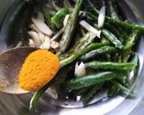 लहसुन मिर्च का अचार (lehsun mirch ka achar recipe in Hindi) रेसिपी चरण 2 फोटो