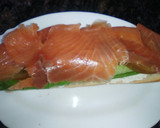 Foto del paso 2 de la receta: Bocadillo de aguacate y salmón
