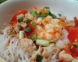 Hình bước làm 2 của món Bún tôm nõn trộn cà chua