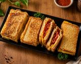 Foto langkah ke 7 dari resep Sandwich Roti Telur Lipat.