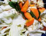 Foto langkah ke 1 dari resep Sop Sayur Bakso.