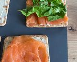 Une image de l'étape 2 de Sandwich suédois au saumon fumé /fromage frais.