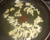 Foto del paso 2 de la receta: Tortellinis con nata, champiñones y queso fresco de cabra
