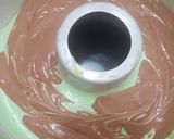 Foto langkah ke 4 dari resep Bolu pandan coklat.