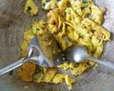Foto langkah ke 6 dari resep Telur Dadar Tumis Sambal Ulek.
