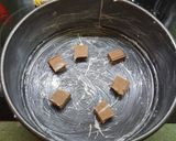 Foto del paso 4 de la receta Bollo de ciruelas y chocolate