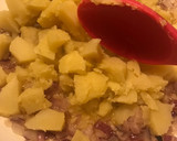 Foto del paso 5 de la receta: Tortilla de patatas del cocido y cebollita roja