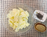 A picture of step 2 of Shiokonbu cabbage(Salted kelp cabbage).