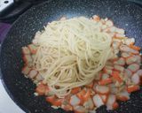 Foto del paso 3 de la receta: Spaghetti al ajillo con surimi