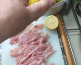 Foto del paso 1 de la receta: Tiritas de pata y muslo al wok