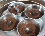 A picture of step 5 of Oreo chocolava cup cake.