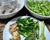 Foto langkah ke 1 dari resep Udang Buncis Kuah Pedas.