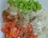 Foto del paso 1 de la receta: Arepa🫓rellena de queso🧀salchicha🌭y ensalada🍅🧅🥕