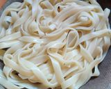 A picture of step 2 of Garlic fettuccine.