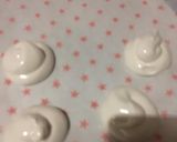 Foto del paso 5 de la receta: Tarta de queso con coulis de fresa decorado con besos de merengue