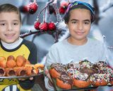 صورة لخطوة 3 من وصفة أطيب دونات 🍩 مع صلصة شوكولا ولا أروع 🍫