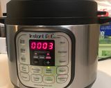 Hình bước làm 2 của món Canh sườn non hầm củ sen, cà rốt, táo đỏ và kỷ tử-Instant Pot