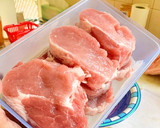 Foto langkah ke 1 dari resep Pork Chops Mushroom Sauce.