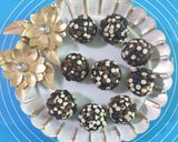 A picture of step 8 of Chocolate Chips Laddu.