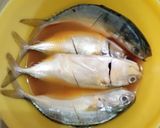 Foto langkah ke 1 dari resep Ikan Kembung Kuah Kuning.
