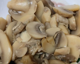 Foto del paso 1 de la receta: Cardo con pasas, champiñones y piñones