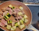 Foto del paso 1 de la receta: Salteado de pollo con calabacín, garbanzos y champiñones