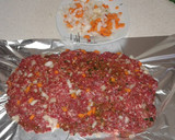 Foto del paso 4 de la receta: Rulo de carne picada rellena de cebolla zanahoria y huevo duro