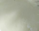 Foto langkah ke 3 dari resep Bolu Kukus Pandan Keju Lumer.