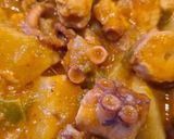 Foto del paso 7 de la receta Guiso de pulpo con langostinos y patatas
