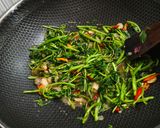 Foto langkah ke 5 dari resep Tumis Selada Air Selera Asal.