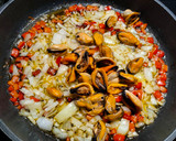 Foto del paso 4 de la receta: Pasta fresca con mejillones y langostinos