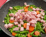 Foto del paso 3 de la receta: Salteado de verduras y chuletas de Sajonia con salsa de soja y toque picante