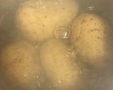 Foto del paso 1 de la receta: Patatas rellenas de queso al horno
