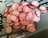 Une image de l'étape 6 de Salade de printemps aux radis cerises et mozzarella di buffala.