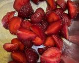 Foto langkah ke 1 dari resep Korean Strawberry Milk.