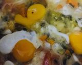 Foto del paso 2 de la receta: HUEVOS FRITOS 🥚🍳🥚sobre colchón de verduritas🧅🍅🥕🥬🌽
