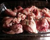 Foto del paso 5 de la receta Pollo al ajillo y romero al horno con patatas asadas