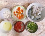 รูปขั้นตอนการทำที่ 1 ของ กุ้งหมึกผัดไข่เค็มเพียวๆ 🦐 🦑 🥚/ Extra ordinary seafoods & salted eggs stir fry 🦐 🦑 🥚