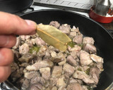 Foto del paso 3 de la receta: Cordero al ajillo con patatas fritas y champiñones rellenos