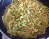 Foto del passaggio 4 della ricetta Bigoli con crema di zucchine, zucchine e cipollotti brasati