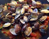 Foto del passaggio 7 della ricetta Vongole in guazzetto con cicoria
