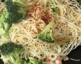 Gambar langkah 5 resipi Aglio Olio with Salmon.