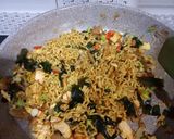Foto langkah ke 3 dari resep Mie Goreng Ayam dan Rumput Laut.