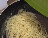 Foto langkah ke 6 dari resep Fettuccine Alfredo dengan Bayam Ungu.