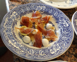Foto del paso 2 de la receta: Plato de higos, mozzarella, jamón y tomatitos con cebollino y hierba buena