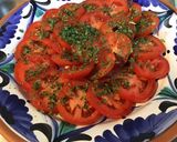 Une image de l'étape 3 de Salade de tomates au bleu de Gers,persil et crème de balsamique.