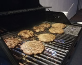 Foto del paso 3 de la receta: Hamburguesa de res (preparadas en familia)