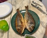Foto del passaggio 4 della ricetta Orata croccante con pesto di erbe e fiori